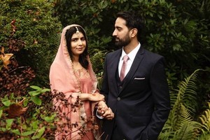 馬拉拉(左)與丈夫馬里克。（圖源：互聯網）