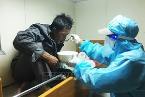 KN 464號漁檢船隊員在照顧獲救的外籍漁民Benjamin Abdulla。（圖源：越通社）