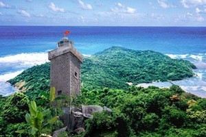 薯島燈塔為海上航行的船隻提供照明。