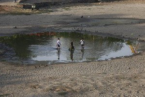 印度乾旱導致湖泊規模縮減。（圖源：互聯網）