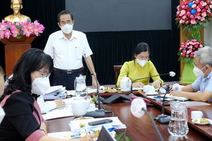 市勞動與榮軍社會廳副廳長阮文霖（站）與平新郡領導召開會議時發言。（圖源：TTO）