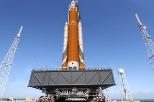發射平台上的NASA超巨大火箭「太空發射系統」。（圖源：NASA）
