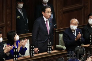 十日下午，岸田文雄在眾院全體會議上被指名成為第一〇一任首相後起立。（圖源：共同社）