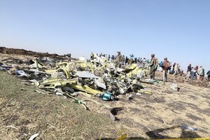 圖為 2019年3月11日，在埃塞俄比亞首都亞的斯亞貝巴附近，人們聚集在墜機現場。（圖源：新華社）