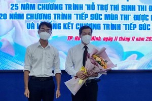 黎春勇主任向天龍集團代表鄭文豪經理（右）送花致謝。