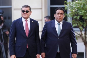 利比亞總統委員會主席曼菲（右）和利比亞民族團結政府總理德貝巴。（圖源：新華社）