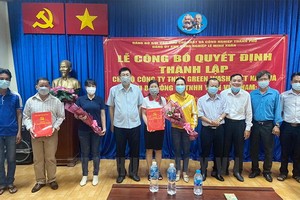 市各出口加工區與工業區管委會黨部常務副主席武高山同兩外資企業黨支部成員合照。（圖源：范明）