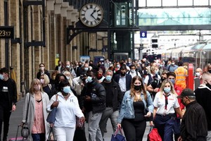 歐洲區上週新增新冠病例增近 200 萬例。圖為英國倫敦街頭一景。（圖源：路透社）