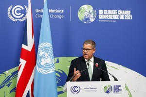 《聯合國氣候變化框架公約》第二十六次締約方大會閉幕會後，大會主席夏爾馬在新聞發佈會上發言。（圖源：新華社）