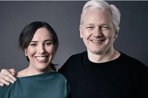 阿桑奇獲准在監獄與未婚妻莫里斯完婚。（圖源：互聯網）