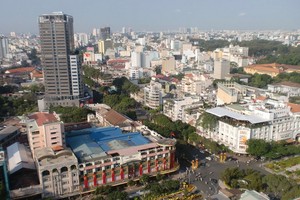 2010年的Tax商場和阮惠───黎利環島的噴泉池。