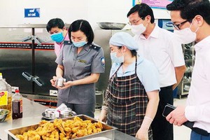 跨部門檢查團前往清池縣朱文安初中學校檢查確保食品安全工作。