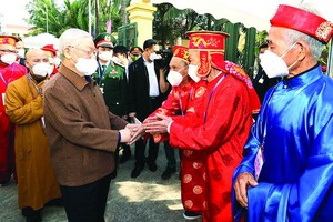 黨中央總書記阮富仲與鄉民交談。（圖源：越通社）