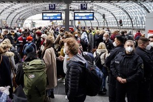 乘客在德國首都柏林的主火車站月台上候車。（圖源：新華社）