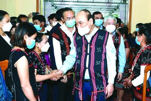 國家主席阮春福與巴鄉和東江縣同胞交流。（圖源：越通社）