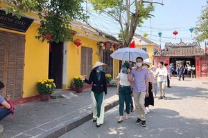 一旅遊團遊覽觀光會安古埠。（圖源：VGP）