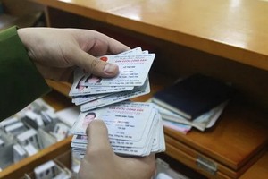 如何調整公民身份證的不正確資訊是眾人提問 的內容。