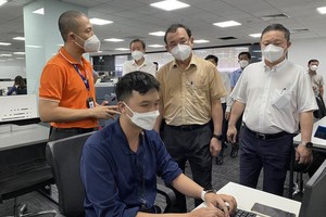 市委書記阮文年前往探望FPT軟件有限責任公司。