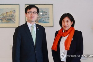 呂翰九（左）和凱瑟琳·戴（戴琦）。（圖源：韓聯社）