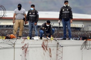 暴亂過後圍牆血迹斑斑。（圖源：AP）