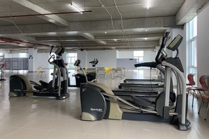 隔離區裡安裝運動輔助器材。