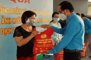 平新郡勞動聯團代表向因新冠肺炎疫情而須暫緩履行勞動合同、休無薪假的勞工贈送禮物。