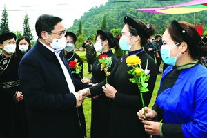 政府總理范明政與高平同胞交談。（圖源：越通社）