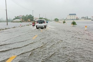 中部各省市加緊應對雨澇。圖為10月22日上午，承天-順化省大雨傾盆導致14號省路嚴重受淹。（圖源：武盛）