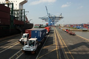 西貢港的運輸活動。