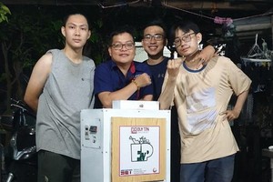 4名大學生製造剩菜剩飯粉碎機。