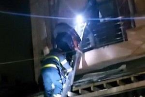 消防隊聞訊後趕抵火警現場營救受困者。（圖源：視頻截圖）