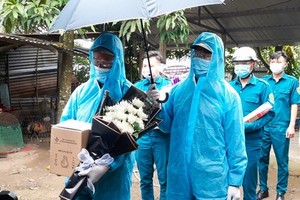 芹苴市展開悼念因疫去世同胞。