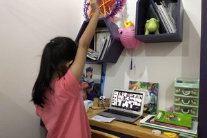 某民辦學校一名學生正在學習線上體育課程。