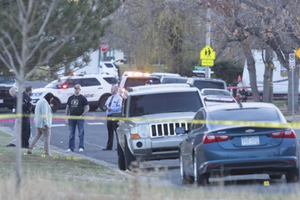 圖為警方正在調查一起犯罪案現場。（圖源：AP）