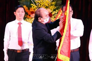 國家主席阮春福為河內師大傳統旗幟別上一等勞動勳章。