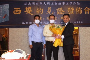 麒麟（右）向萬盛發集團代表張豐裕先生、華文《西貢解放日報》編委文忠孝贈送鮮花。