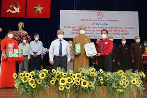 市紅十字會副主席陳文俊（右）、第八郡郡委副書記杜友智向釋慧功和尚頒發獎狀。