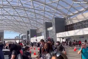 亞特蘭大機場安檢“擦槍走火”，乘客四處逃散。（圖源：視頻截圖）