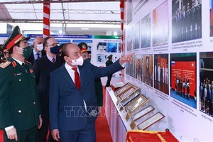 國家主席阮春福參觀越-俄熱帶中心圖片展。（圖源：越通社）