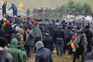 當地時間11月8日，大量難民聚集在白俄羅斯與波蘭邊境地區。（圖源：互聯網）