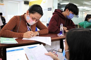 勞動者在社保機關辦理社保金領取手續。（圖源：仕東）