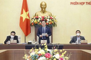 國會主席王廷惠（中）在會議上致開幕詞。（圖源：越通社）