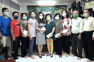 福中校友會執委與老師們贈送紅包併合照。