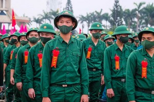 公民啟程入伍。