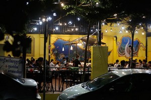 柬埔寨重新開放後，人們在 Chamkar Mon 區的一家餐館用餐。（圖源：互聯網）