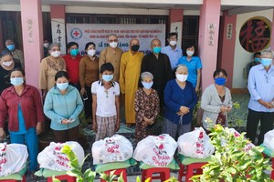 平東鄉貧困戶獲贈送禮物。