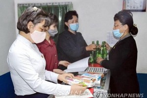 在朝鮮一商店，客戶以空瓶換取新產品。（圖源：韓聯社）