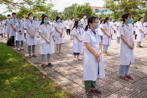 芹苴醫藥大學調動該校200名大學生和醫師組成50支流動醫療隊支援芹苴市抗疫。（圖源：白菊）