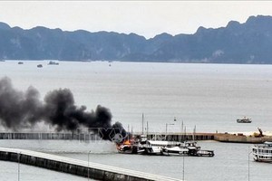 下龍灣兩艘遊輪自燃