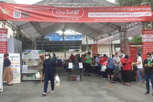 工人們下班後走進“流動平抑食品”區選購食品。（圖源：樂豐）